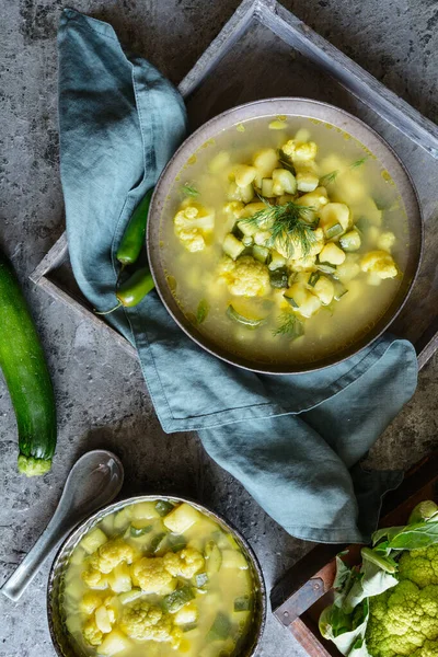 Leckere Grüne Blumenkohl Zucchini Suppe Mit Kartoffelwürfeln Zum Mittagessen — Stockfoto