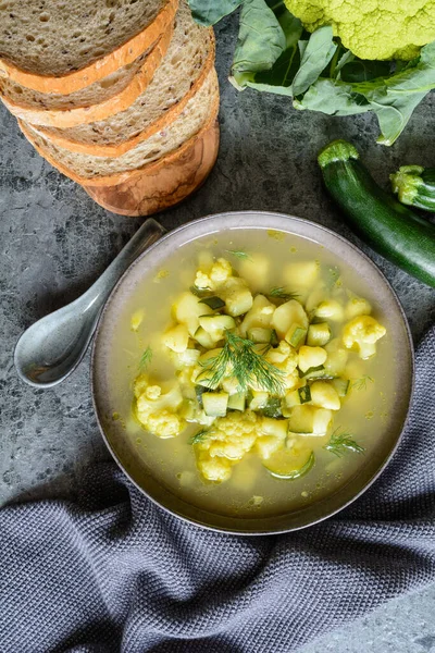 Sabrosa Coliflor Verde Sopa Calabacín Con Papas Cubitos Para Almuerzo — Foto de Stock