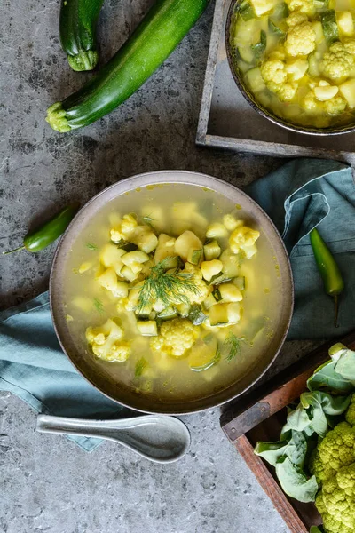 Sabrosa Coliflor Verde Sopa Calabacín Con Papas Cubitos Para Almuerzo — Foto de Stock