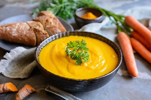 Lækker Cremet Gulerodssuppe Med Gurkemeje Pulver Baguette Til Frokost - Stock-foto
