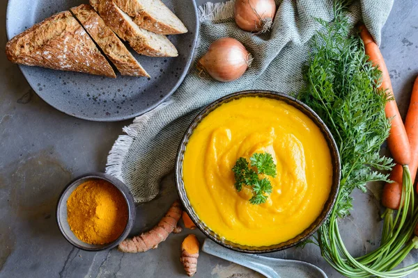 Lækker Cremet Gulerodssuppe Med Gurkemeje Pulver Baguette Til Frokost - Stock-foto