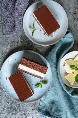 Beyaz çikolatalı ve krem şantili ev yapımı kakao barları. Üstünde de siyah çikolata jölesi.