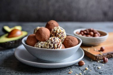 Çiğ çikolatalı avokado mantarı ve doğranmış fındık.