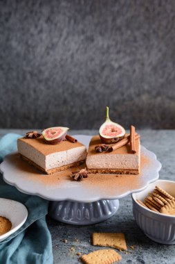 Tarçınlı ve olgun incirli zencefilli peynirli kek barları yok.