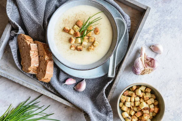 Lätt Att Göra Krämig Vitlökssoppa Toppad Med Krutonger Och Gräslök — Stockfoto