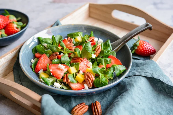 Salată Salată Mango Căpșuni Nuci Pecan Brânză Feta — Fotografie, imagine de stoc