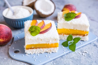 Şeftali dolgulu hindistan cevizi tatlısını taze meyve dilimleriyle tazeliyorum.