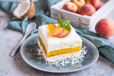 Şeftali dolgulu hindistan cevizi tatlısını taze meyve dilimleriyle tazeliyorum.