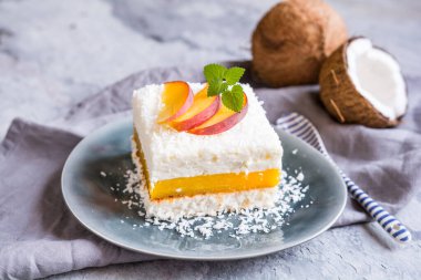 Şeftali dolgulu hindistan cevizi tatlısını taze meyve dilimleriyle tazeliyorum.