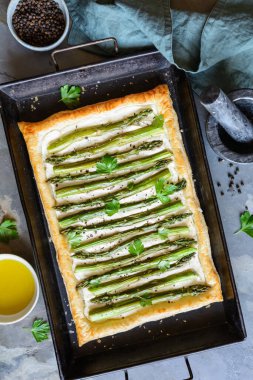 Vejetaryen kuşkonmaz ve kremalı peynirli börek.