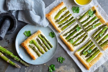 Vejetaryen kuşkonmaz ve kremalı peynirli börek.