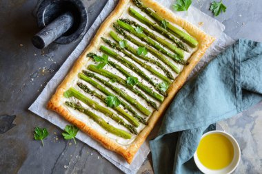 Vejetaryen kuşkonmaz ve kremalı peynirli börek.