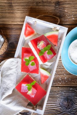 Lezzetli hindistan cevizi ve karpuz jelatin kek barları