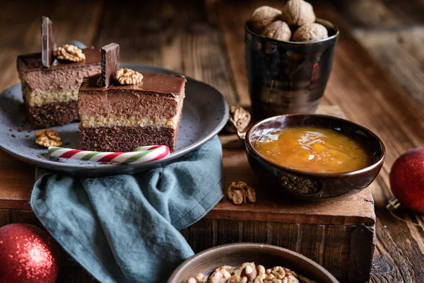 Opity Izidor Süßes Dessert Mit Walnussfüllung Und Schokoladenzuckerguss Auf Einem — Stockfoto