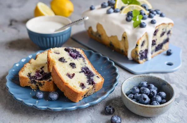 Pâine Proaspătă Afine Lămâie Tort Pâine Glazură Zahăr — Fotografie, imagine de stoc