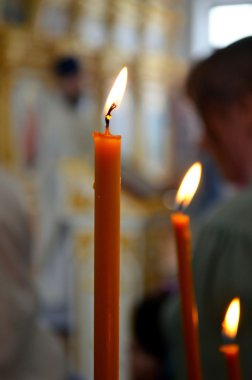 Yanan mumlar Ortodoks kilise resmini.