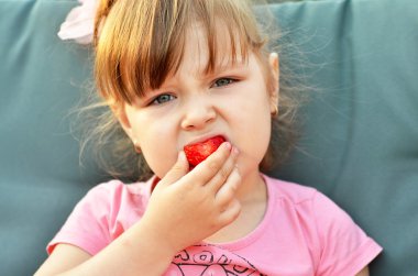 sevimli küçük kız çilek yeme