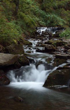 Şelalenin kayalıklardaki akan sularının hareketli görüntüsü