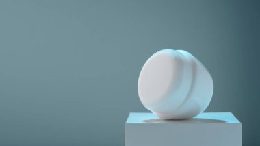 Kopya alanı olan beyaz platforma losyon kremi konteynırı yerleştiriliyor