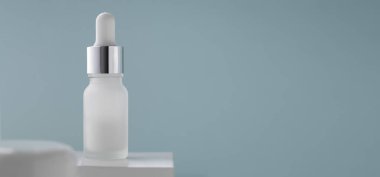 Mavi zemin üzerinde beyaz boru şişesi ve kopyalama alanı