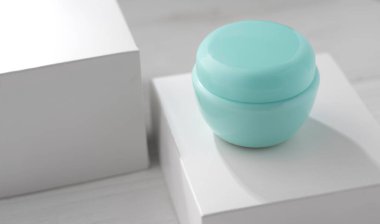 Beyaz kübik kutuda mavi nemlendirici krem kabı