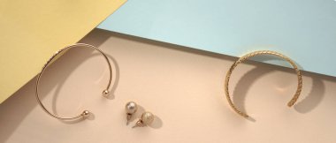 Renkli arkaplanda altın aksesuarların panoramik çekimi