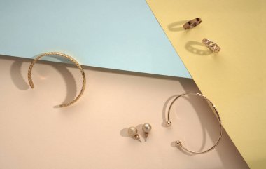 Sarı, mavi ve bej kağıtlarda altın aksesuar koleksiyonu.