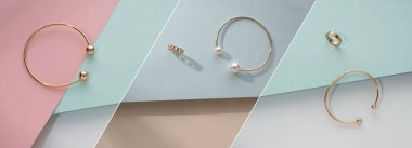 Pembe ve mavi kağıt zemin üzerinde altın modern bilezikler kolajı