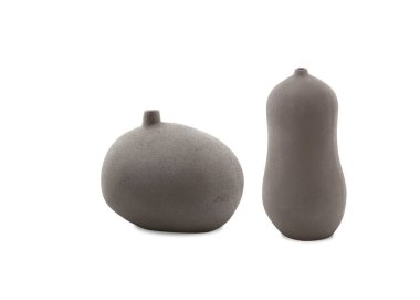 Beyaz arka planda izole edilmiş iki modern fıstık şekilli kabarık vazo.