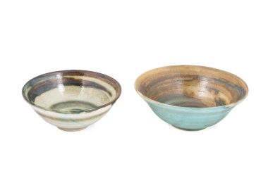 Beyaz arka planda iki el yapımı kase.