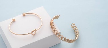 beyaz kutunun üzerindeki düğüm şekli ve zincir şekilli bilezikler