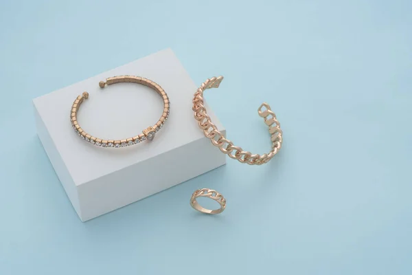 Golden Bracelets Ring White Box Blue Background — Stock Photo, Image