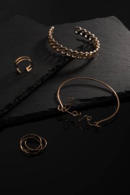 Aşk kelimesi şekilli bilezik ve yüzükler siyah tabakta