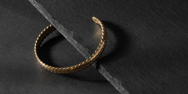 Braid Shape Modern Bracelet Laid Black Stone Plate Edge — Stock Photo, Image