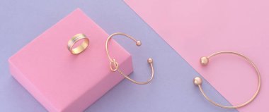 Düğüm modern bilezik ve halka pembe ve mor arkaplan üzerinde kopyalama alanı ile