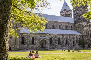 Öğrenciler piknik park önünde Lund Katedrali, İsveç