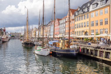 Kopenhag limanında balıkçı tekneleri ve renkli evler 