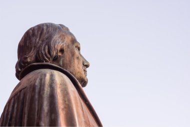 Reformcu Martin Luther mavi gökyüzü karşı bronz heykeli 