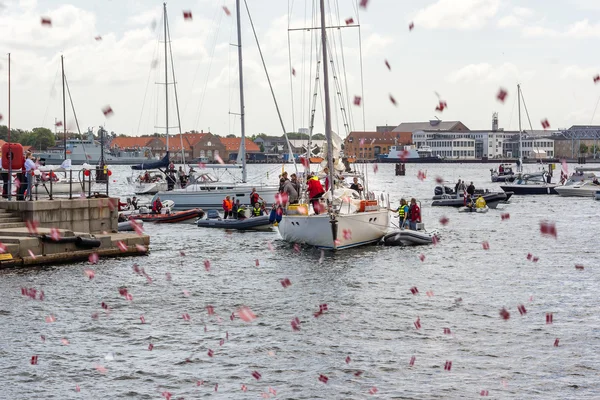 ¡Banderas en el aire! Barco de vela danés popular de nuevo después de la circunnavegación — Foto de Stock