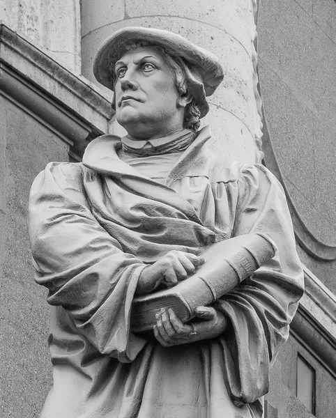 Monument av reformatorn Martin Luther framför marmor kyrka — Stockfoto