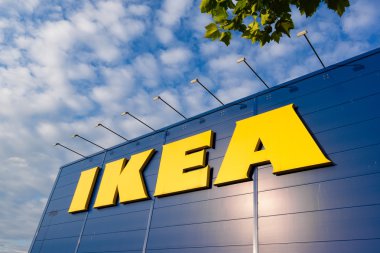Mavi gökyüzüne karşı Ikea işareti 