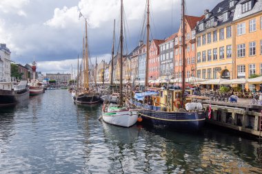 Kopenhag limanında balıkçı tekneleri ve renkli evler