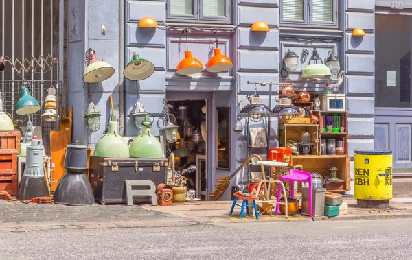 Antique store on pavement in Copenhagen — Stock Photo, Image