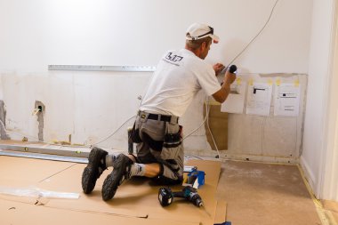 screwdriwer ile iş yerinde bir marangoz