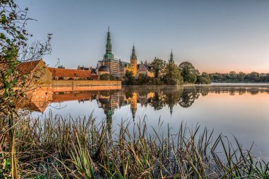 Frederiksborg Vadisi, kamışlı ve arka plandaki şatosu sakin bir Ekim sabahı, Hillerod, Danimarka, 17 Ekim 2020