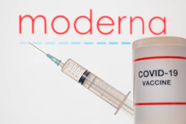 Moderna Şirketi 'nden Covid-19' a karşı aşı ve beyaz arka planda bir şırınga, Danimarka, 1 Aralık 2020