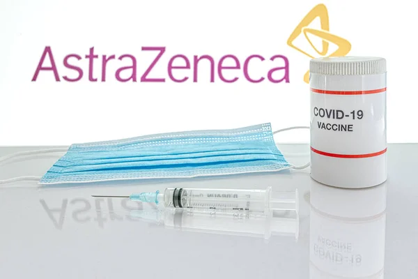 Jeringa Mascarilla Una Mesa Frente Logotipo Astrazeneca Dinamarca Enero 2021 — Foto de Stock