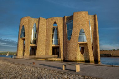 Danimarka, Frordenhus Vejle, Danimarka 'nın ikonik binasının önünde uzun gölgeli bir bank, 10 Mayıs 2021