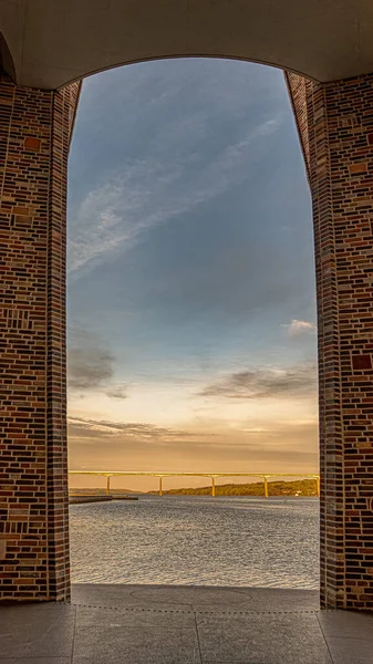 Puente Del Fiordo Vejle Visto Través Una Abertura Icónico Edificio — Foto de Stock