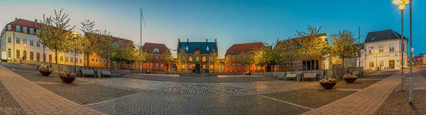 Frederikssund Daki Belediye Binası Meydan Alacakaranlık Saatinde Panoramik Manzaralı Fredrikssund — Stok fotoğraf